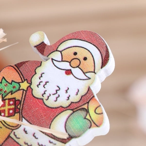 Klassische Weihnachtsmann-Dekoration mit festlichem Geschenksack und Tannenbaum