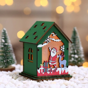 Détail d'un chalet de Noël en bois vert avec motif Père Noël et éclairage LED