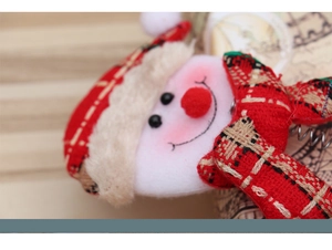 Primo piano della fascia natalizia pupazzo di neve in peluche con cappello a quadri