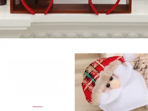 Dettaglio del sacchetto regalo di Babbo Natale in peluche con cappello a quadri rossi e verdi
