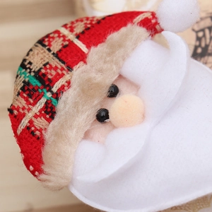Bambola di Babbo Natale con cappello in maglia a quadri e barba in feltro bianca