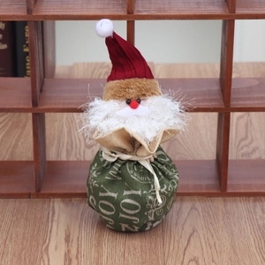 Détail du sac cadeau de Noël en toile avec bonnet rouge et motif imprimé JOY festif
