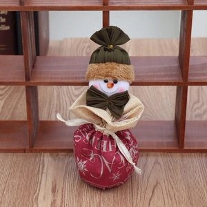 Détail d'un sac cadeau de Noël bonhomme de neige avec cordon et finitions en peluche douce