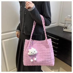 Vue détaillée du sac cabas rose à carreaux avec breloque nuage et tissu tissé texturé