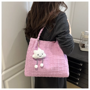 Sac fourre-tout rose à texture gaufrée avec charm nuage en peluche en vue détaillée