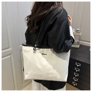 Sac fourre-tout blanc de style français avec surface texturée et bandoulières noires