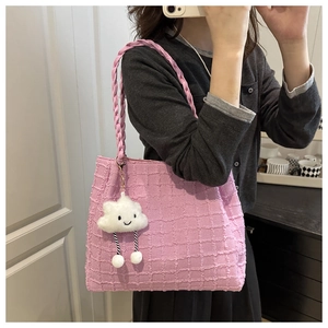 Détails du sac fourre-tout en tricot rose avec charmant nuage en peluche et anse tressée