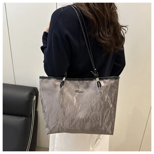 Sac cabas argenté avec texture froissée et fines brides noires en vue de dos