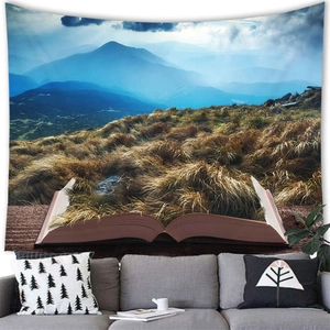 Dettaglio dell'arazzo da parete con libro creativo e paesaggio montano decorativo
