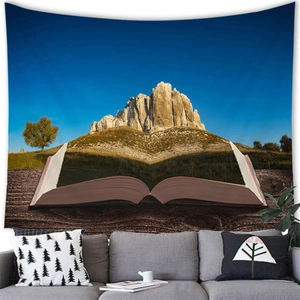 Arazzo paesaggistico con libro creativo con montagne bianche e colline verdi decorativo