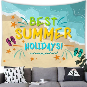 Arazzo con paesaggio da spiaggia a cartoni e scritta Best Summer Holidays sopra un divano