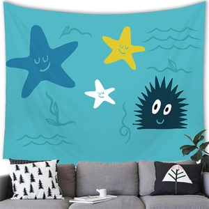 Dettaglio di un arazzo da parete blu con creature marine cartoon sopra un divano grigio