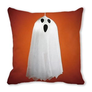 Detail eines Halloween-Kissenbezugs mit süßem weißem Geist auf orangefarbenem Hintergrund
