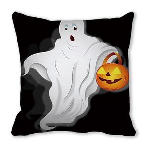 Detail eines quadratischen Halloween-Kissenbezugs mit Geist und Kürbis-Laterne-Motiv