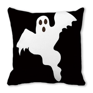 Detailansicht des Halloween-Kissens mit weißem Geistermuster auf schwarzem Bezug