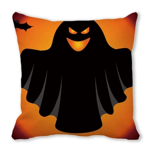 Detail eines Halloween Kissenbezugs mit Geister-Silhouette und Fledermaus auf Orange