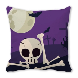 Detail eines Halloween-Kissenbezugs mit Totenkopf und Knochen auf lila Hintergrund