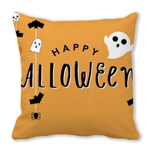 Detail des orangen Halloween-Kissenbezugs mit Happy Halloween Text und Geistern