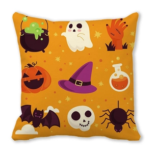 Detailmuster eines Halloween-Dekokissens mit süßen Geistern und Kürbismotiven
