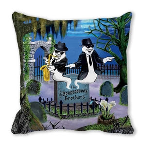 Detail des Halloween Kissenbezugs mit Geistern im Blues Brothers Stil auf einem Friedhof