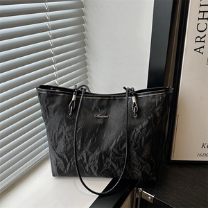 Sac Cabas pour Femme en Cuir PU Plissé Grande Capacité Texture Froissée Sac à Bandoulière Avec Logo Métallique pour le Quotidien