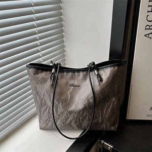 Sac fourre-tout gris foncé minimaliste avec texture vintage et fines lanières noires chic