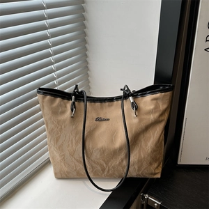 Grand sac cabas marron clair avec texture plissée et fines bandoulières noires élégantes