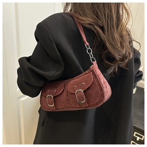 Détail du sac baguette bordeaux vintage avec deux poches et bandoulière en chaîne