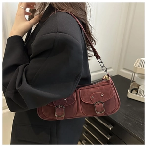 Détail du sac baguette vintage bordeaux avec deux poches avant et bandoulière chaîne