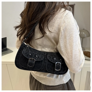 Détail du sac à bandoulière jacquard léopard noir avec boucles argentées et deux poches