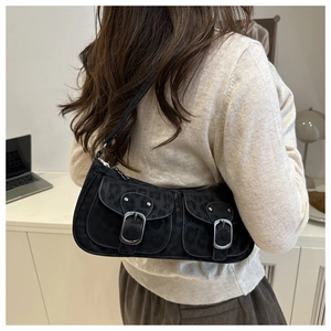 Détail du sac baguette noir à motif animalier avec boucles argentées à l'épaule