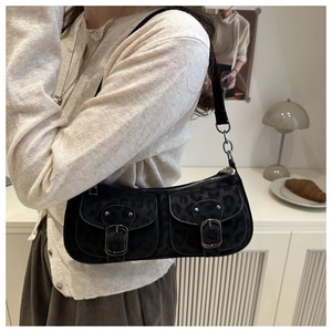 Détail du sac baguette vintage léopard noir avec deux poches avant et bandoulière chaîne