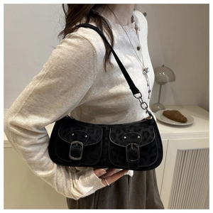 Détail du sac léopard avec deux poches frontales et boucles métalliques rétro sur l'épaule