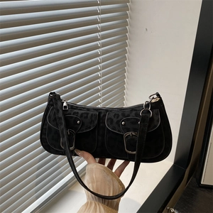Sac bandoulière vintage léopard avec deux poches avant et boucles en métal chic