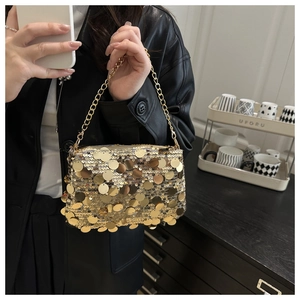 Gros plan des paillettes dorées sur un sac à main pour femme avec bandoulière