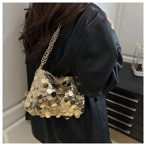 Vue détaillée du sac à paillettes dorées scintillantes avec bandoulière en chaîne