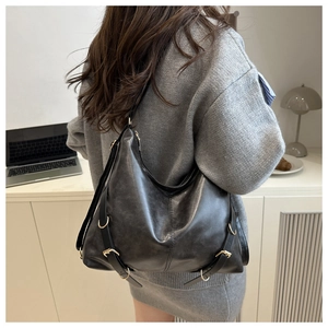 Dettaglio della grande borsa tote vintage nera con finiture dorate e pelle morbida