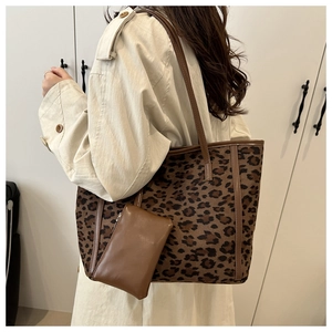 Borsa tote leopardata con pochette marrone abbinata a un elegante trench beige
