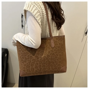 Detailansicht der großen Shopper-Tasche mit Leopardenmuster und Wildleder-Textur