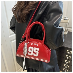 Détail du sac bandoulière en cuir rouge avec imprimé Los Angeles 95 et chaîne argent