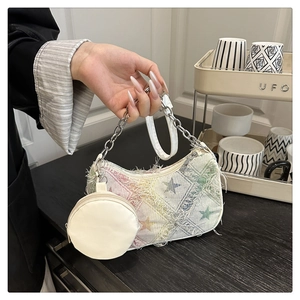 Dettaglio borsa arcobaleno intrecciata con motivo a stelle, frange e tracolla a catena