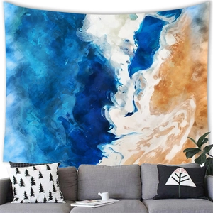 Détail d'une tapisserie abstraite aquarelle océan suspendue au mur derrière un canapé
