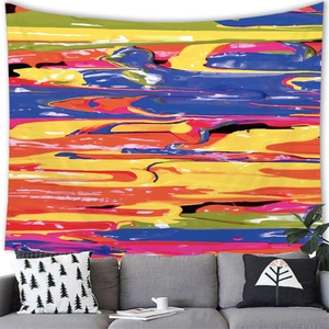 Gros plan détaillé d'une tapisserie murale abstraite au-dessus d'un canapé gris