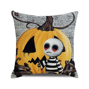 Funda de cojín gótica de Halloween con calabaza y figura sobre estampado vintage