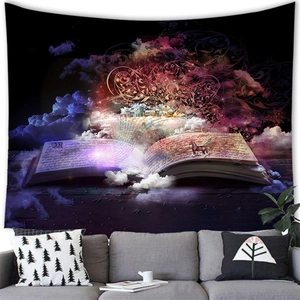 Detailtextur eines Fantasy-Zauberbuch-Wandteppichs über einem grauen Sofa