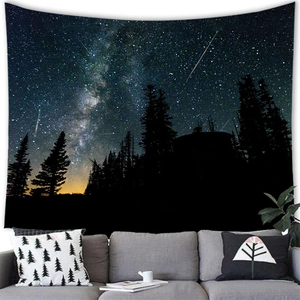 Detailansicht eines Planeten-Zauberbuch-Wandteppichs über einem Sofa im modernen Wohnzimmer