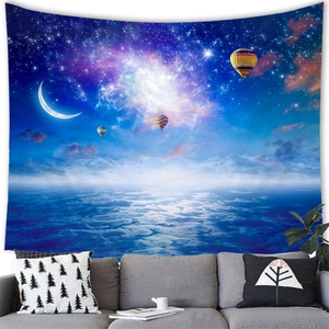 Detailansicht Wandteppich mit Planeten, Nebel und Heißluftballons an weißer Wand