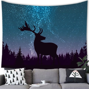 Künstlerischer Wandteppich mit Wald-Elch-Silhouette und blauem Galaxie-Sternenhimmel