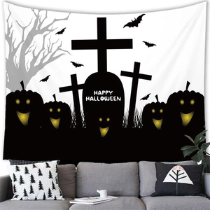 Detailansicht von Halloween Wandteppich mit Kürbis und Friedhofsmotiv über dem Sofa