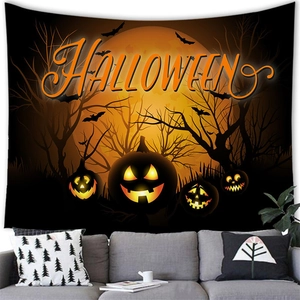 Detail eines Halloween Kürbis Wandteppichs mit Fledermäusen und Mond über einem Sofa